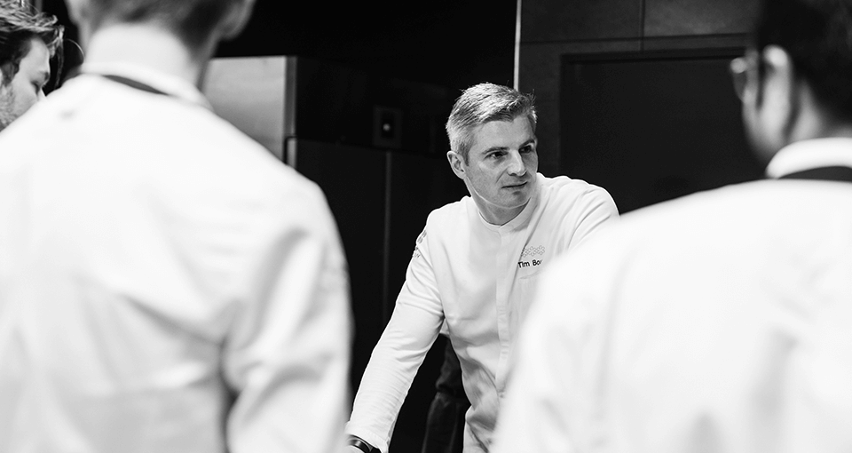 In gesprek met gastchef Tim Boury: koken met karakter en precisie 