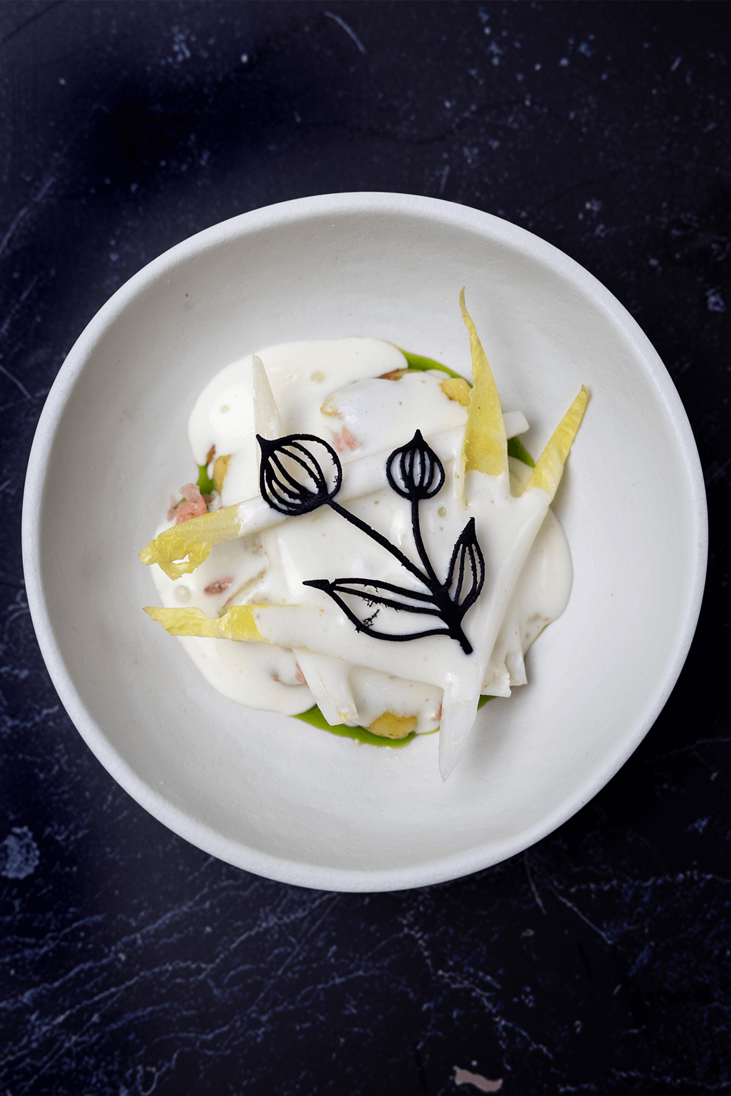 Aardappelgnocchi met Hollandse garnalen, witlof, espuma van Beemster en een zwarte knoflook tuile