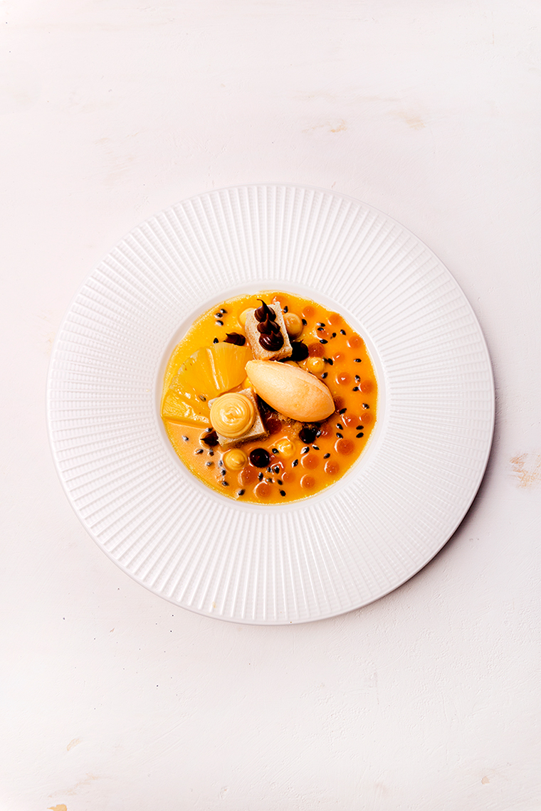 Ananas met passievrucht en koffie