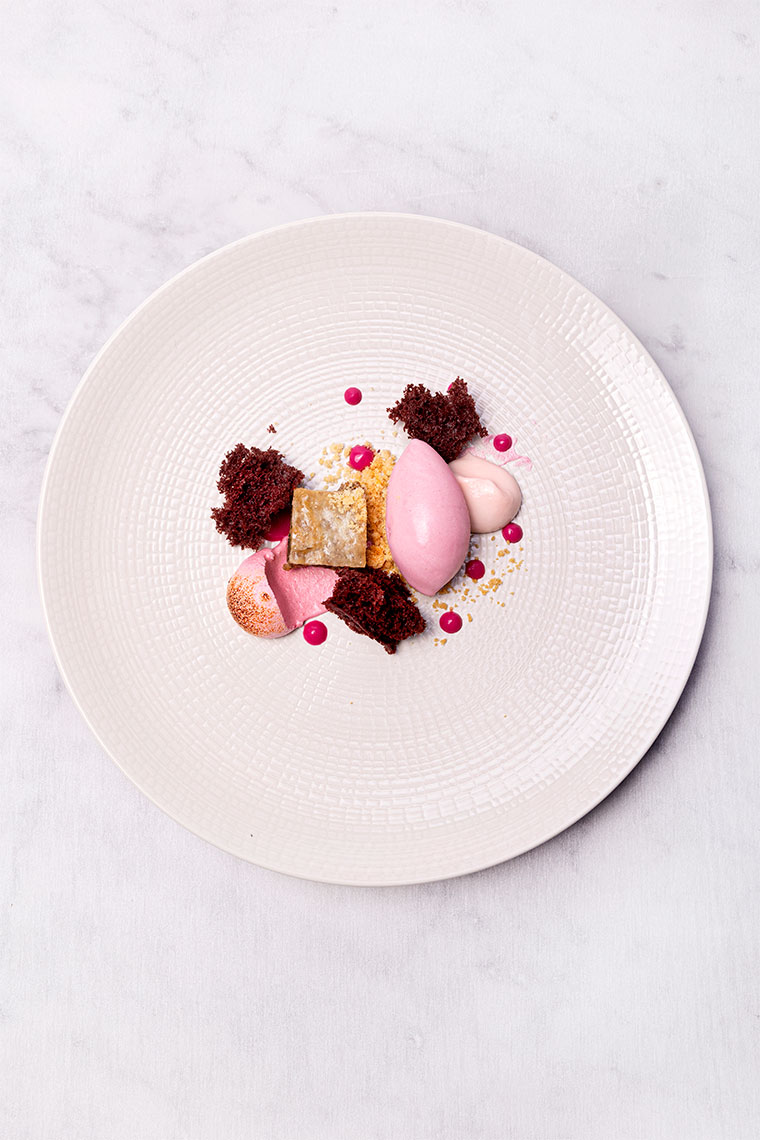 Dessert met baklava van kruipbraam en smaken van rode biet, red velvet en rode dulse 