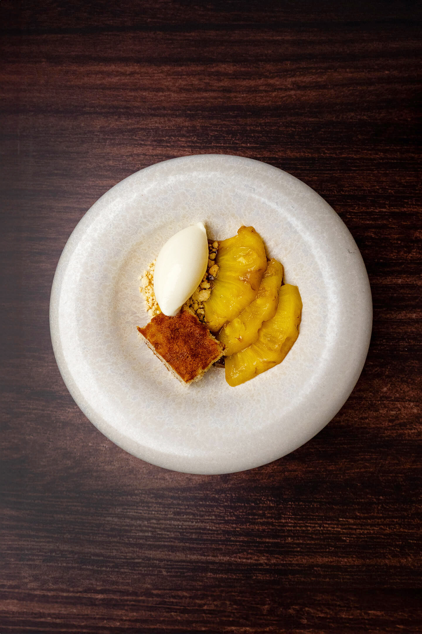 Banaan karamel ganache met gepocheerde ananas en yuzucrumble