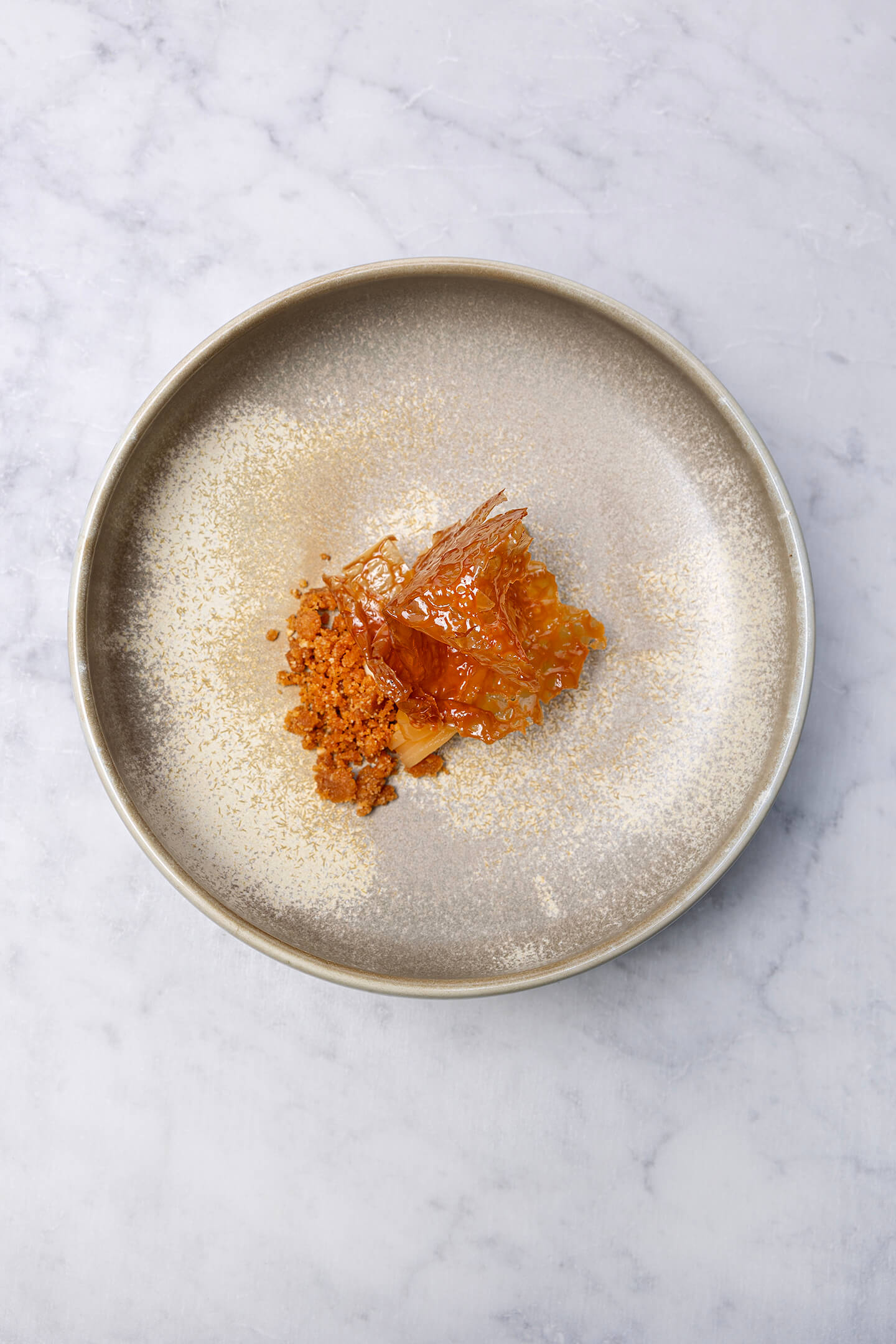 Cheesecakecrème met hazelnoot crumble, kweepeer en witte chocolade