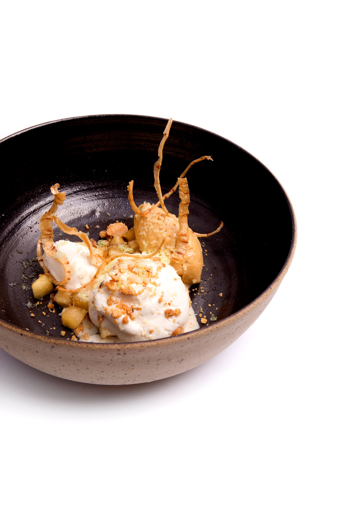 Dessert met verschillende pastinaak structuren, peer en chai