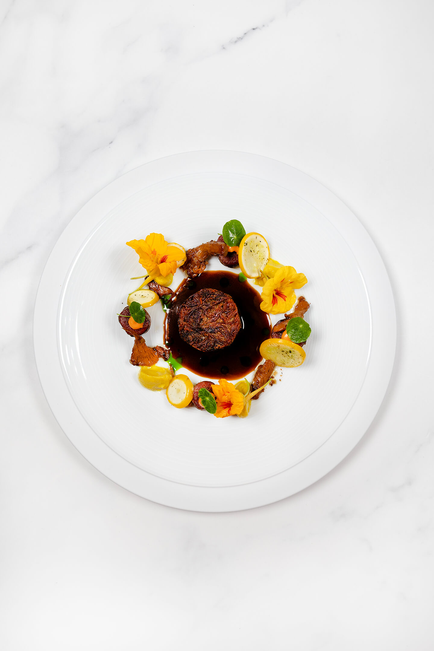 Rösti van dry aged biet met gepekelde eidooier, lavasemulsie, cantharellen en gefermenteerde wortel