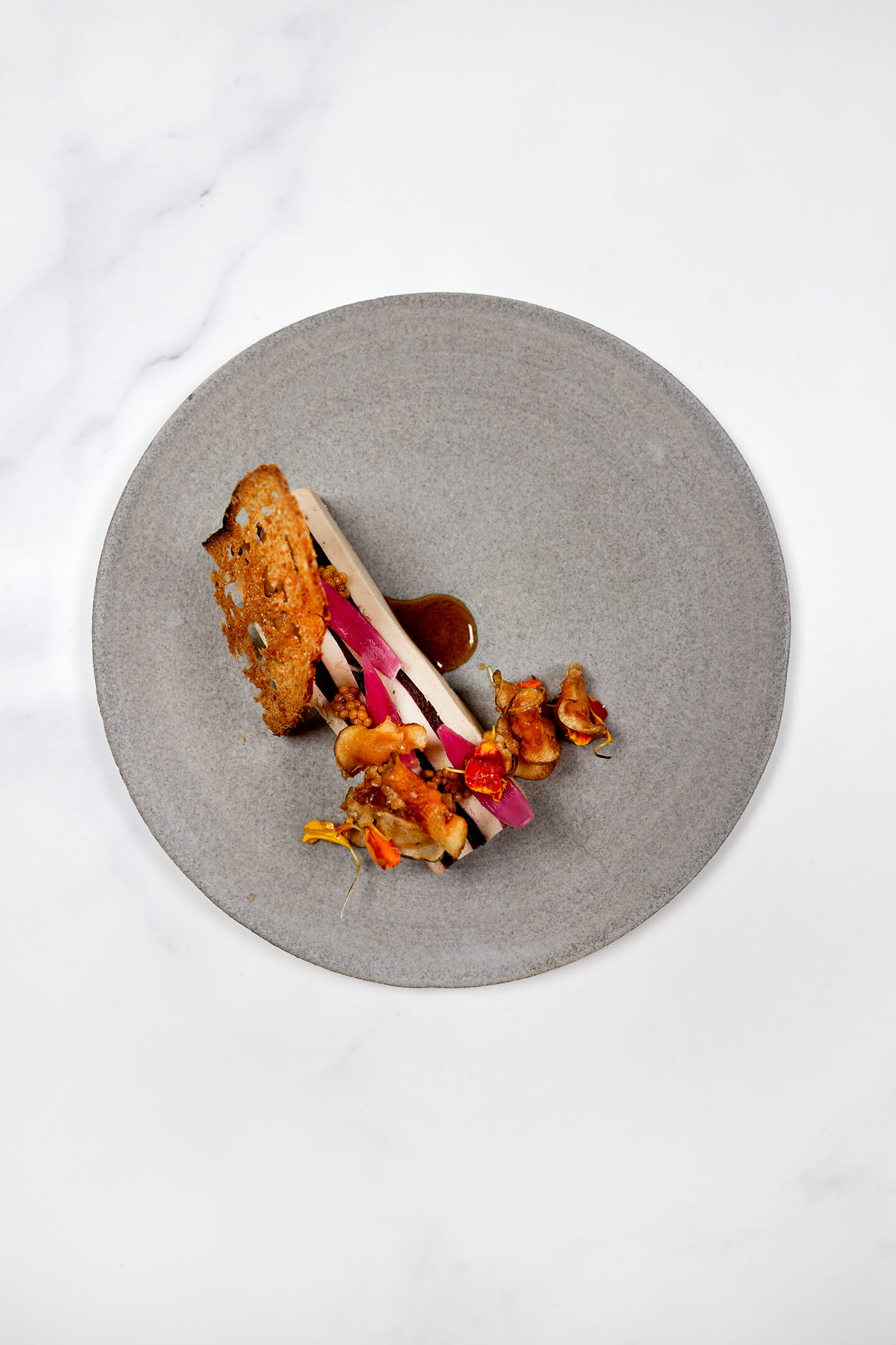 Terrine van dry aged biet en notenfoie, aardpeer en eekhoorntjesbrood