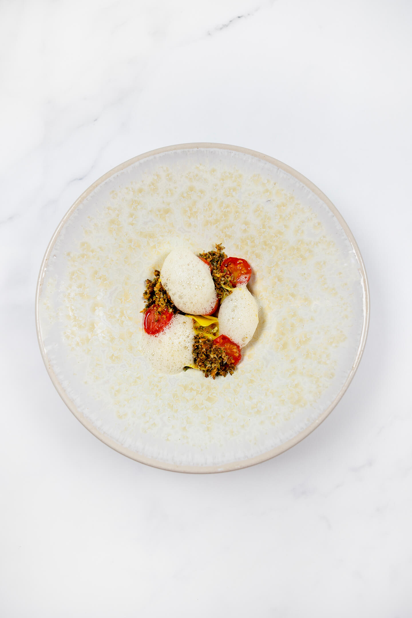 Tortellini van dry aged biet met gefermenteerde tomaten beurre blanc en pangrattato
