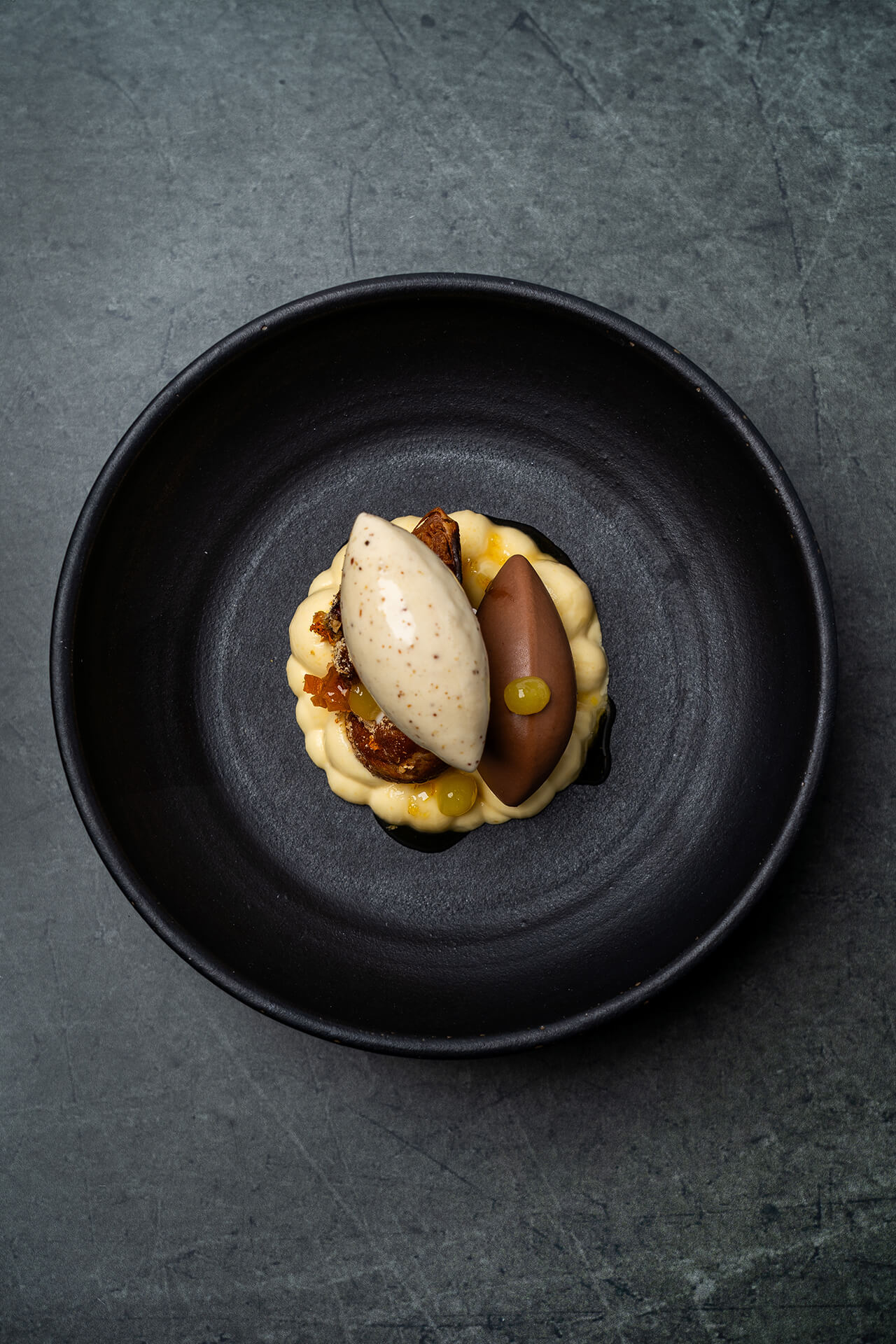 Crèmeux van kalamansi met namelaka van karamel en pumpkin spice bun