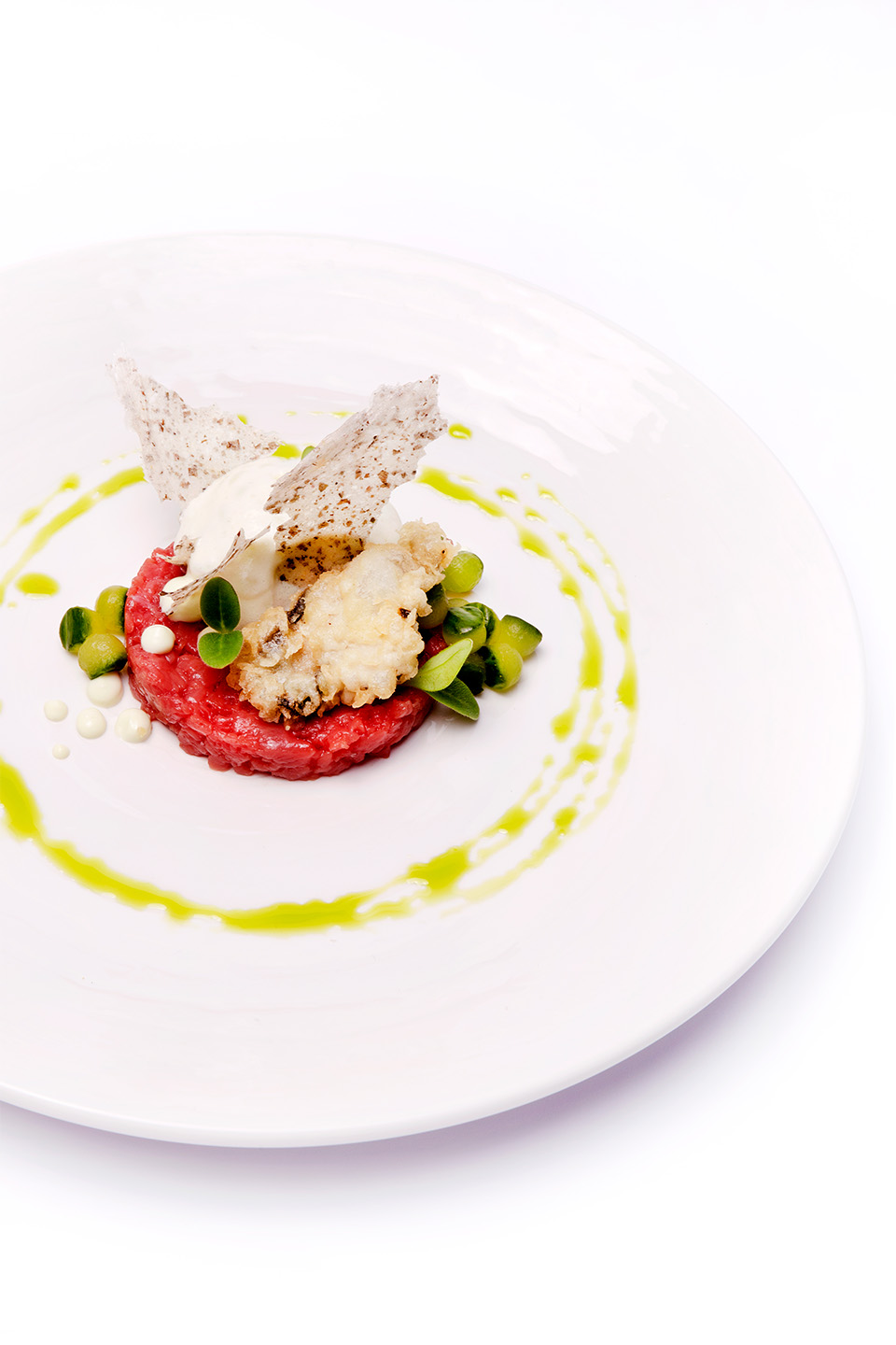 Steak tartaar met komkommer en tempura van oester