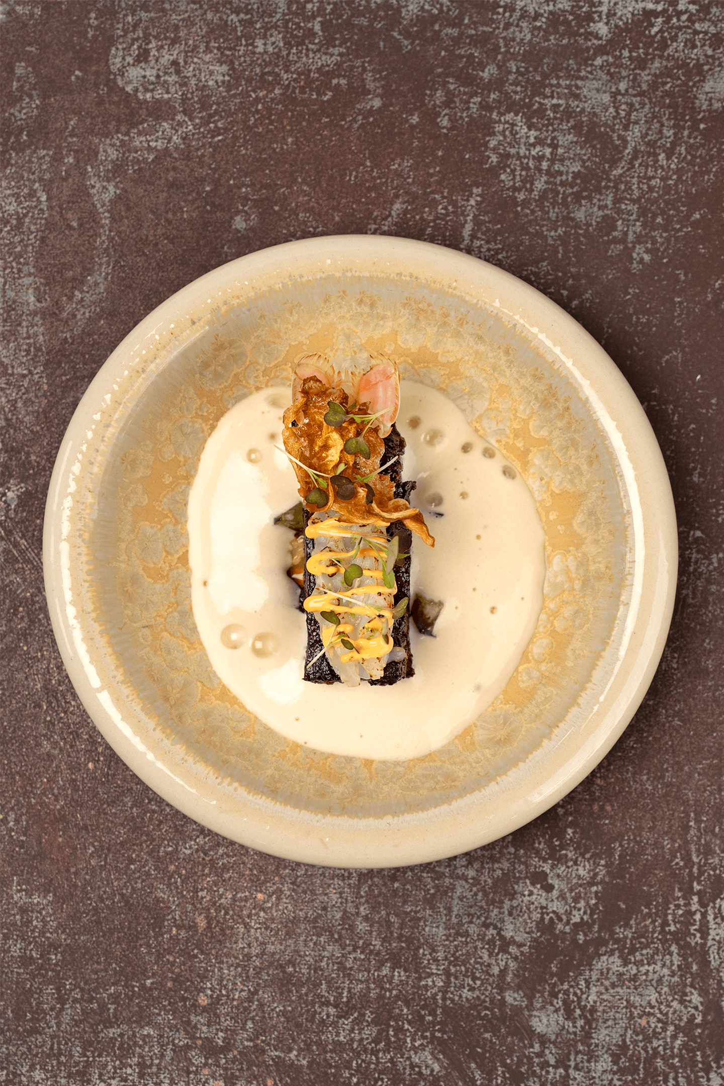 Riblap met barbecue tamarinde glaze, langoustine, gestoofde spitskool met kokos, kimchi van augurk, rode peper en krokant spitskoolblad