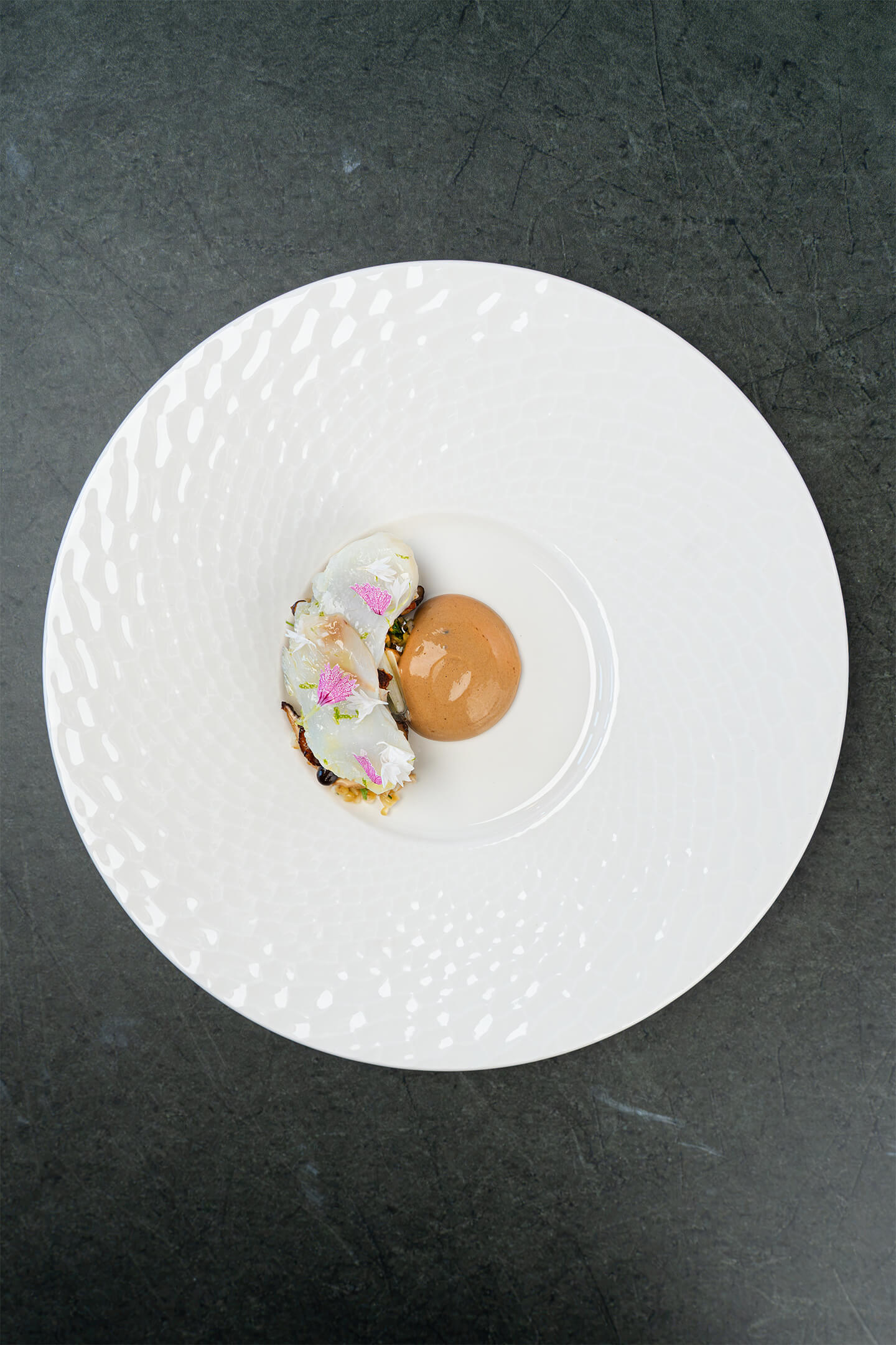 Kabeljauw met zwarte knoflook, paddenstoelen, prei en freekeh 