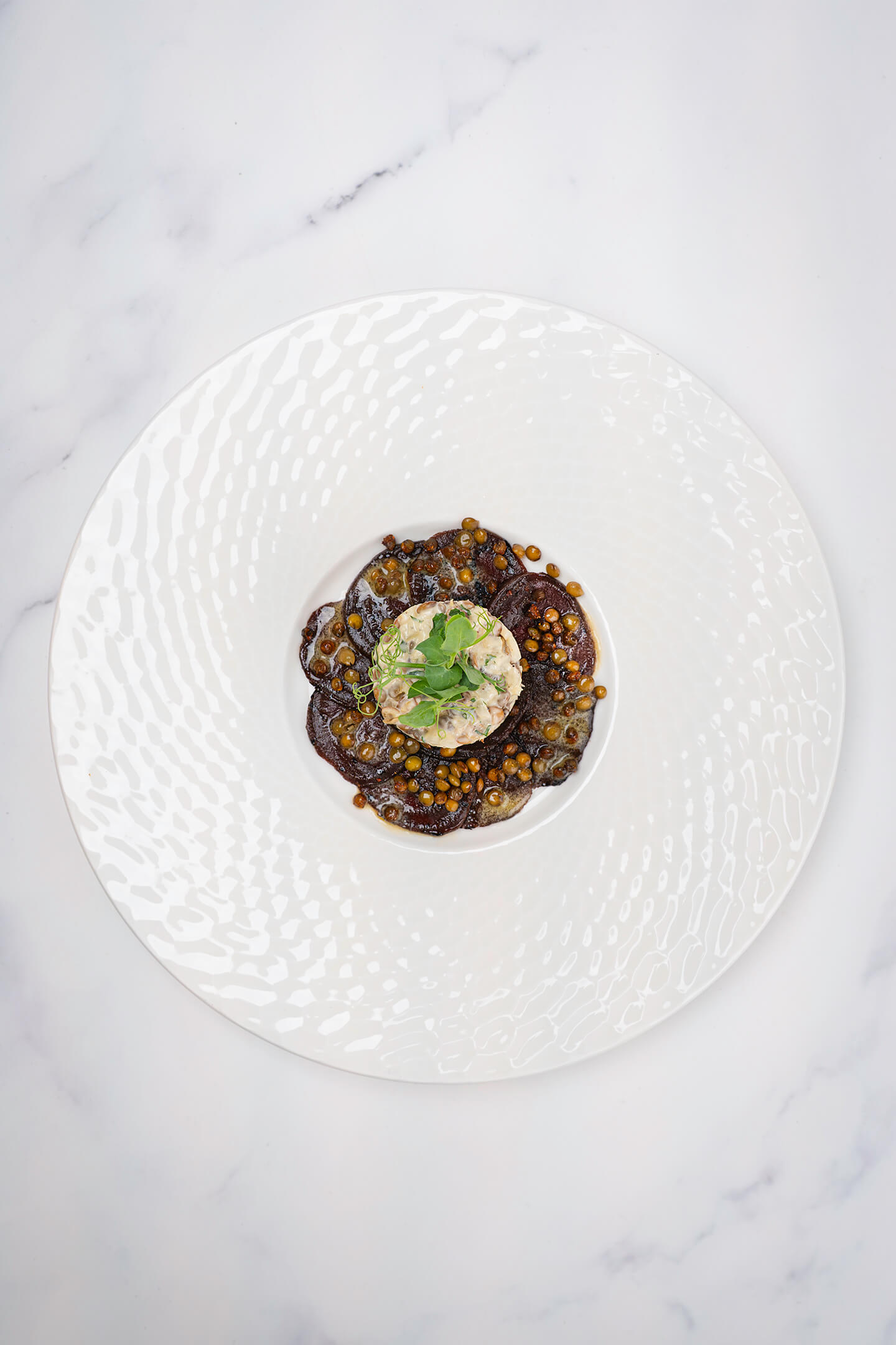 Gegrilde rode bieten met salade van groene linzen, appel en selderij