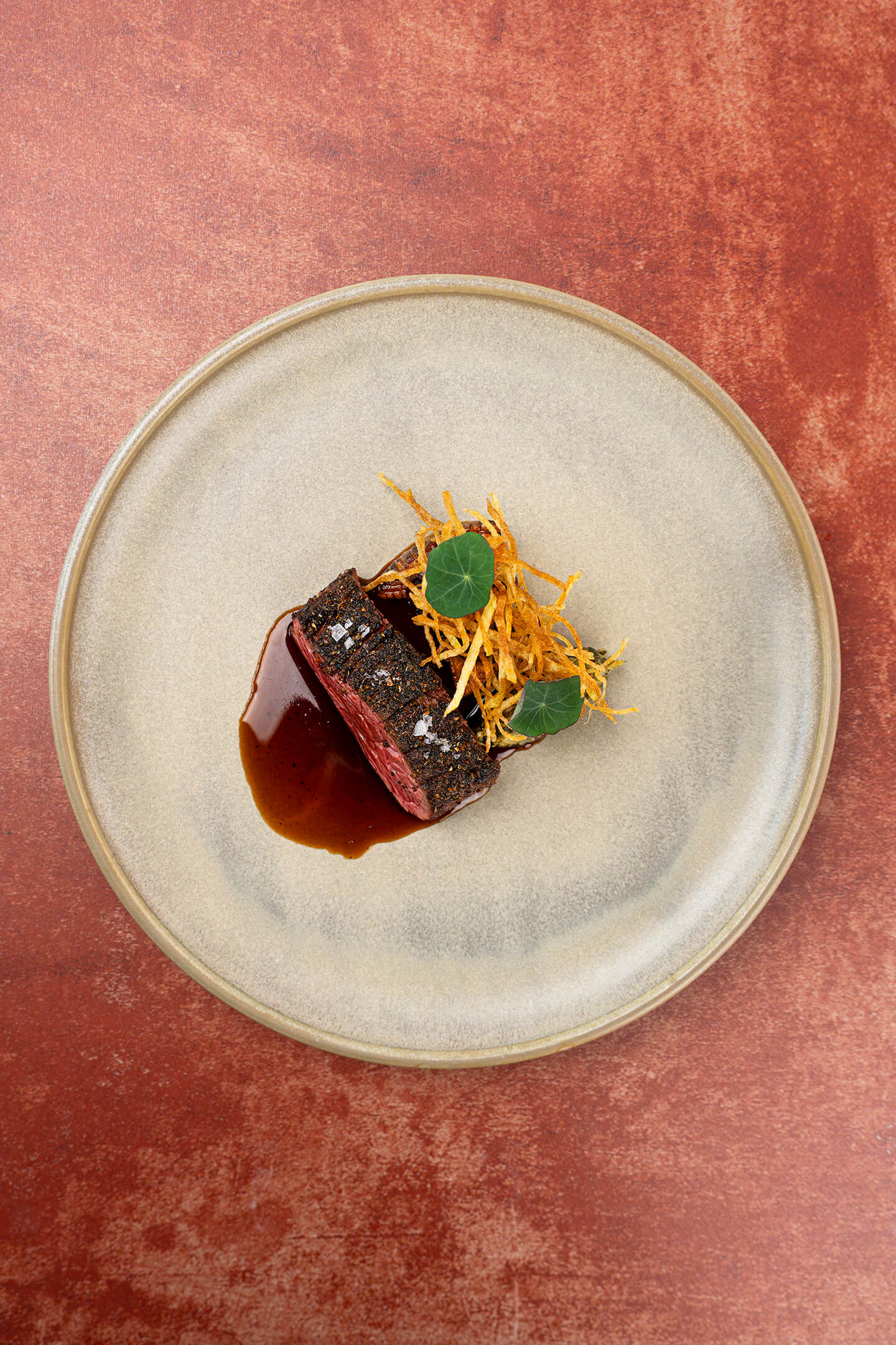 Bavette met koffie en zwarte peper rub, eryngii, ui, pompoenpitten en een zwarte peper jus