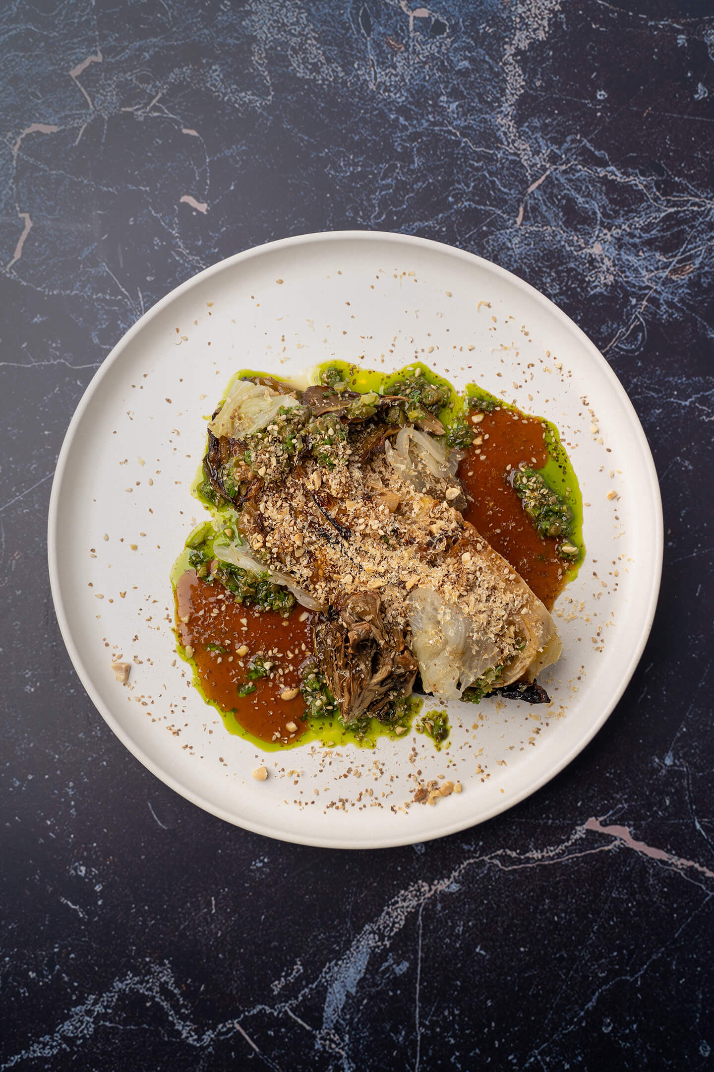 Geroosterde spitskool met maitake garum en knolselderij