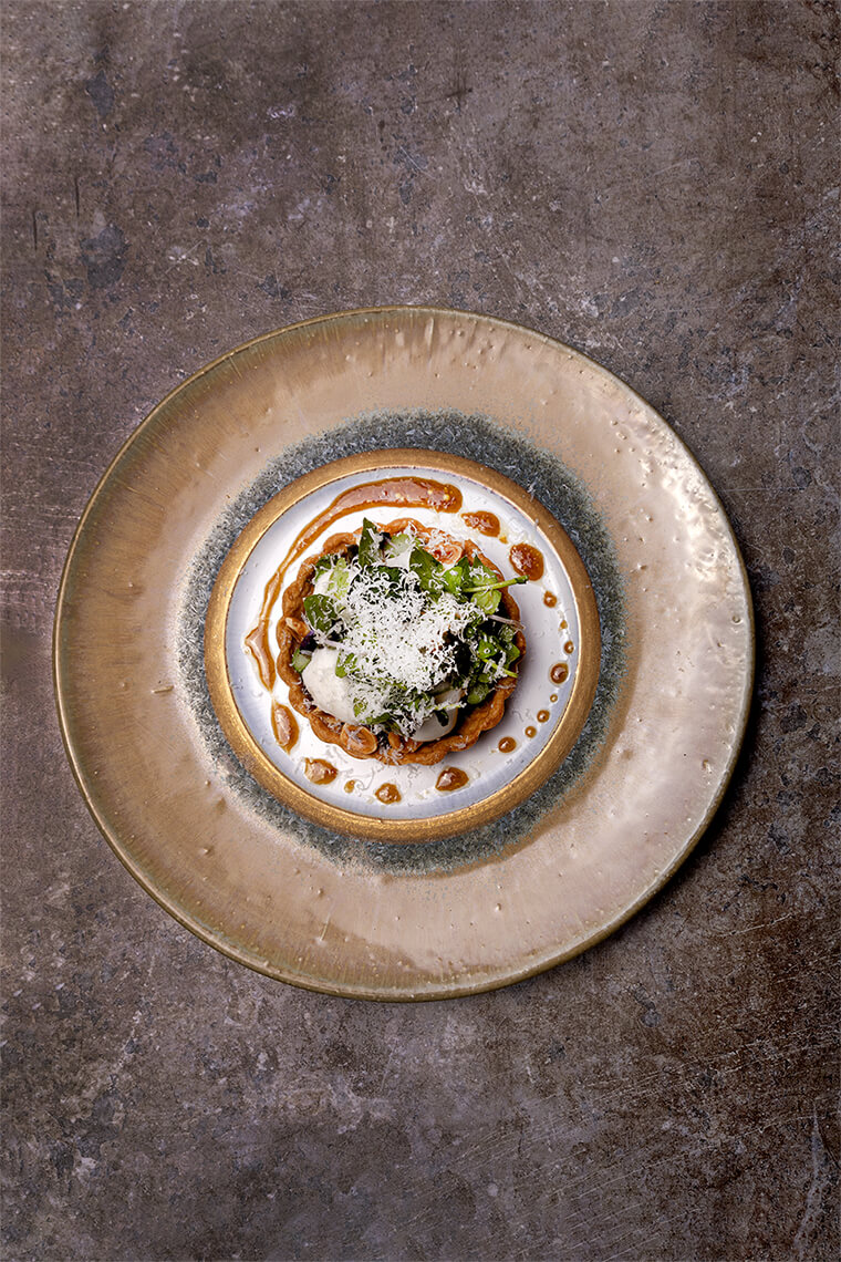 Groene asperge tartelette met morille en hazelnoot