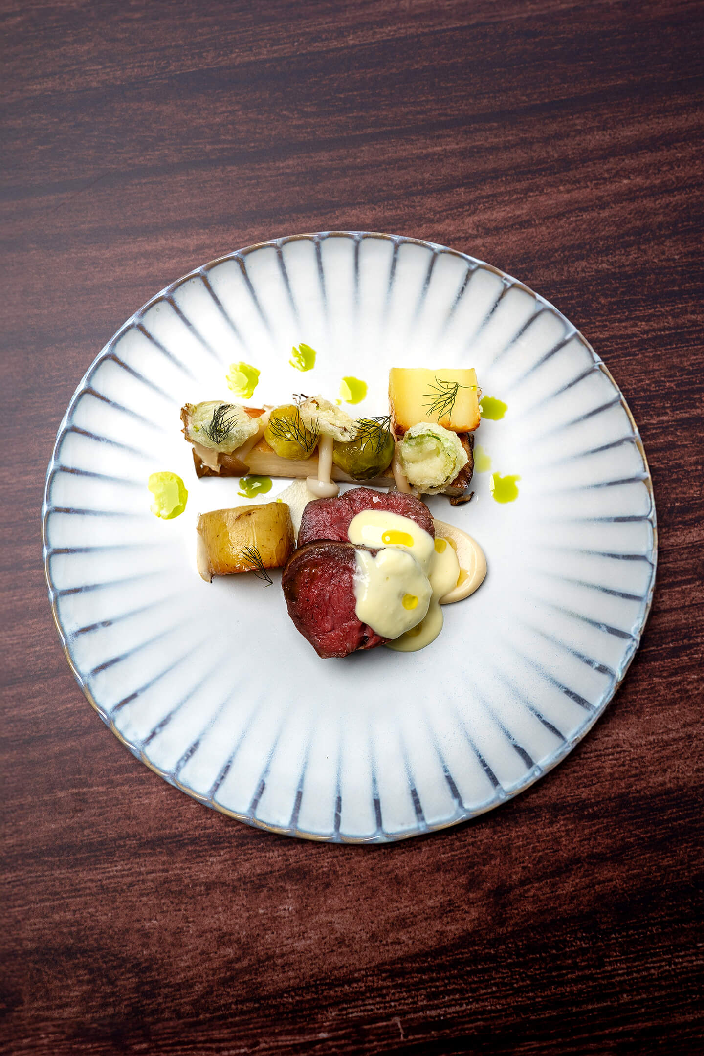 Sous vide gegaarde hertenhaas met yuzu hollandaise en eryngii