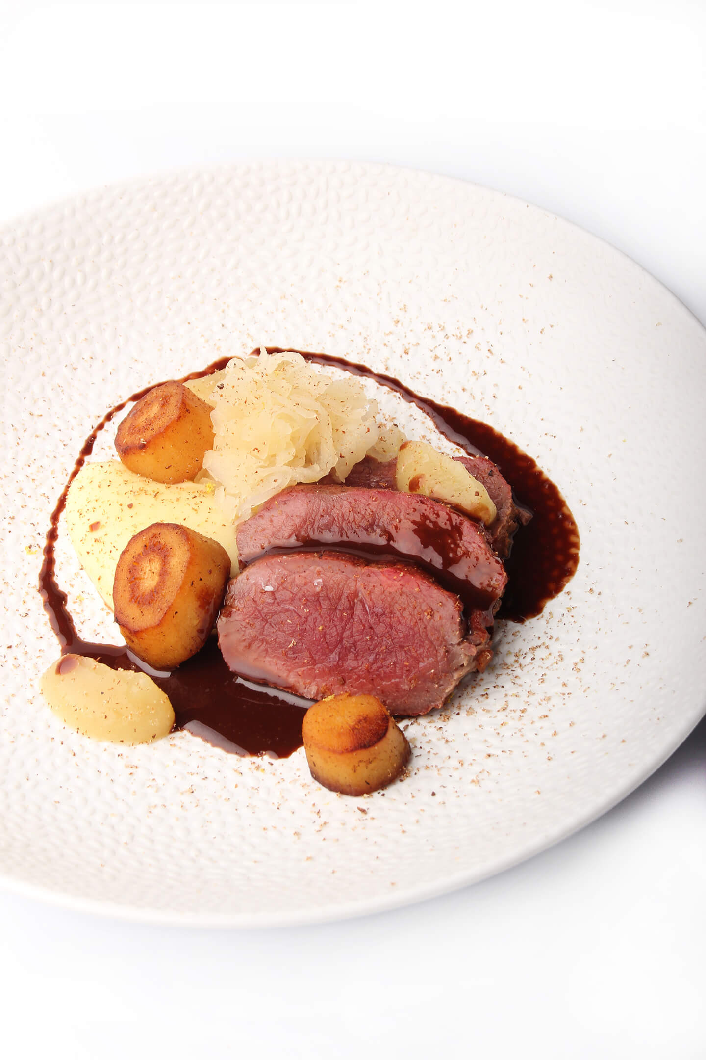 Hertfilet met zuurkool, pastinaak crème en rode port saus
