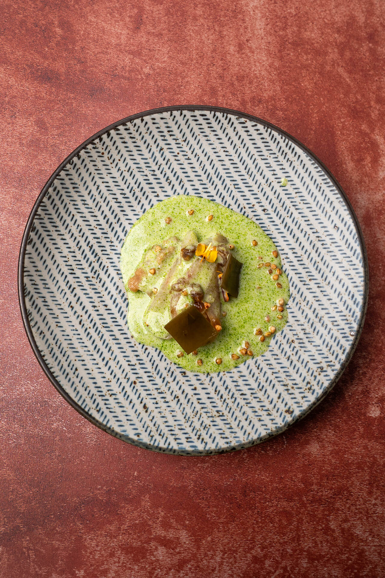 In koffie ingelegde hamachi met aardpeer en hazelnoot