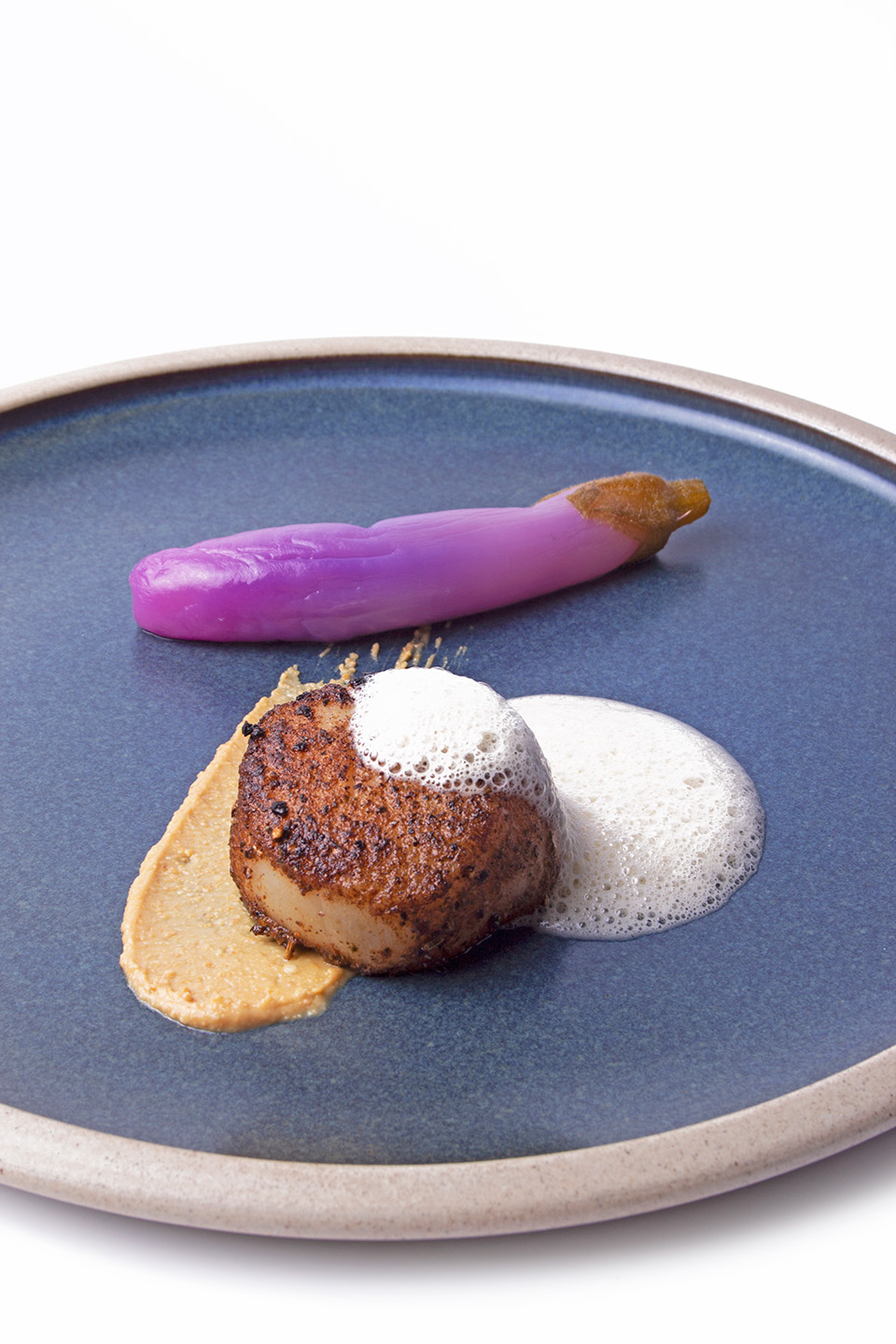 Mini Graffiti aubergine gevuld met bonen geserveerd met cashewboter en garam masala coquilles