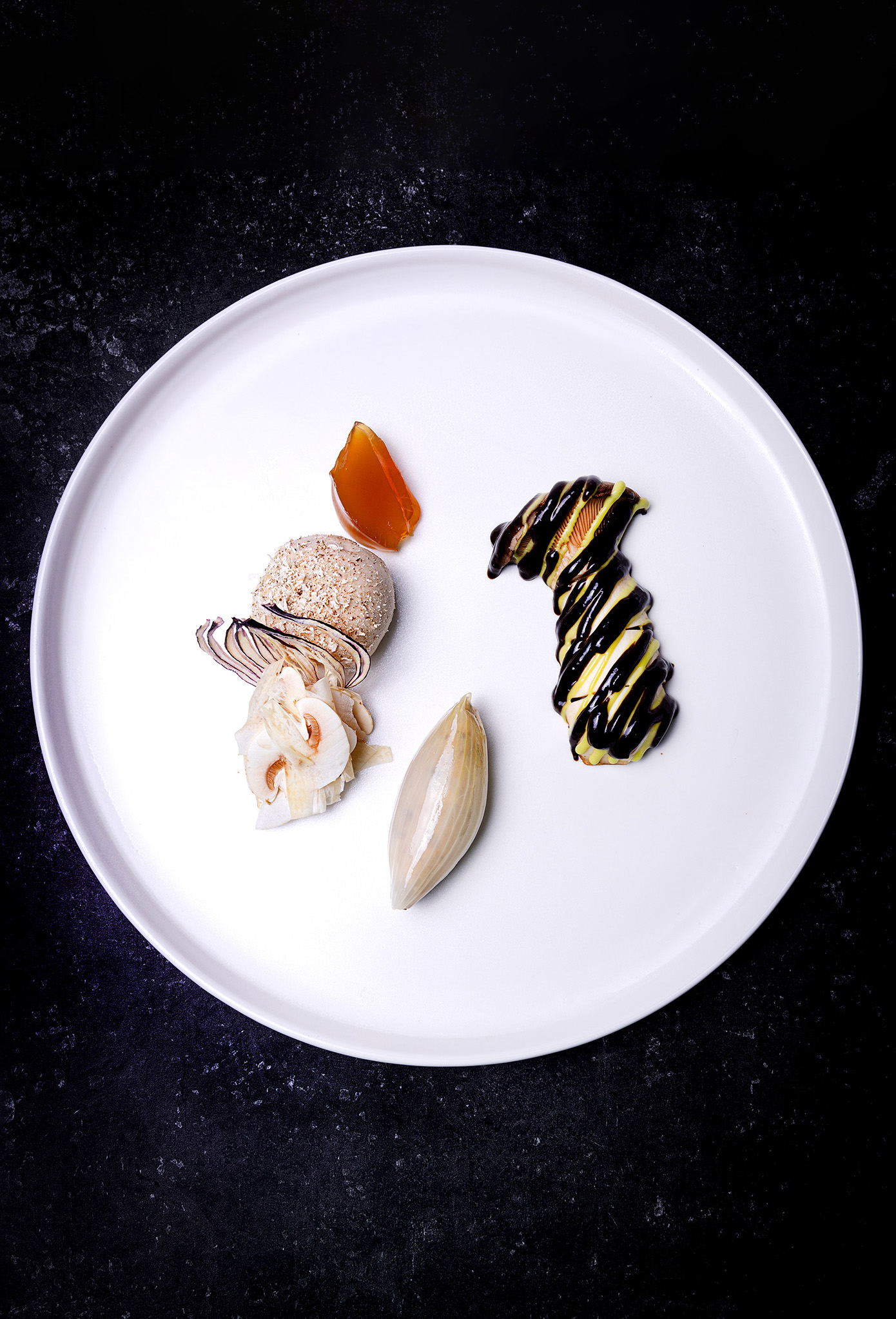 Mousse van shiitake met pan gebakken eryngii en zwarte sesam
