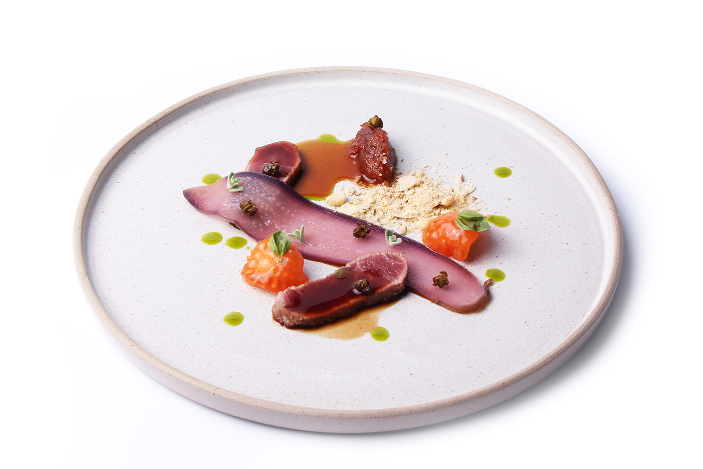 Nasu aubergine in basilicumzoetzuur met lamszadelfilet, paprikarelish en dukkah