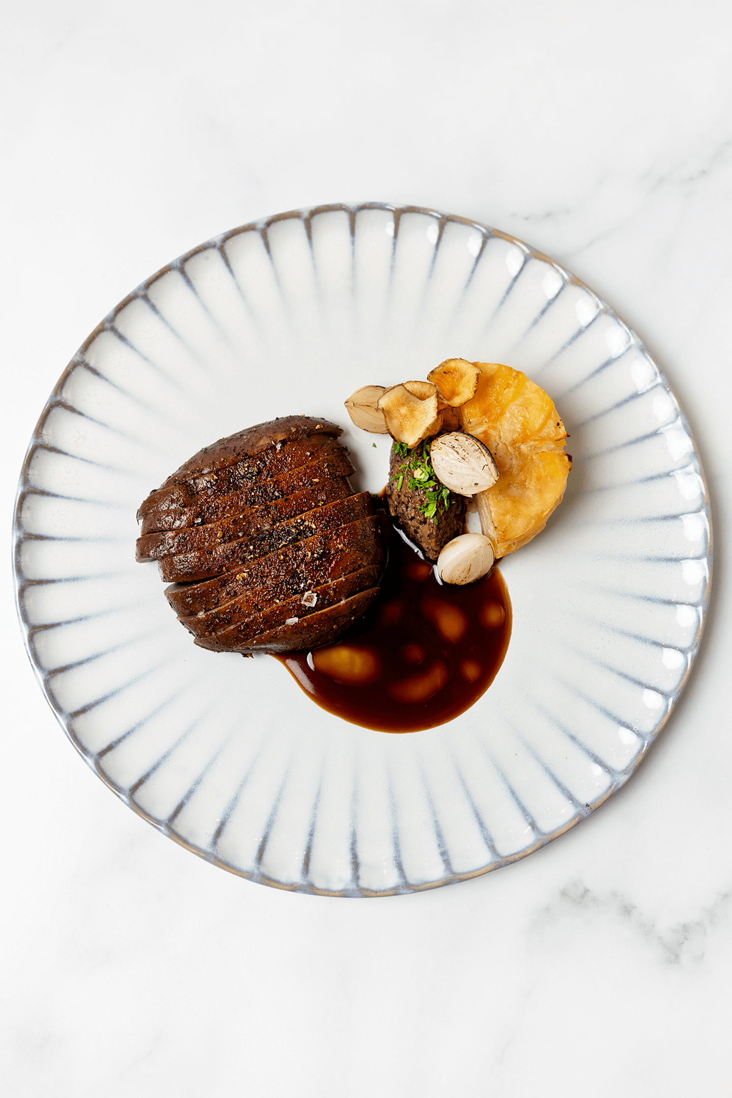 Portobello steak met vegan aardappel dauphinois, luxe paddestoelen duxelles en een krachtige groentenjus
