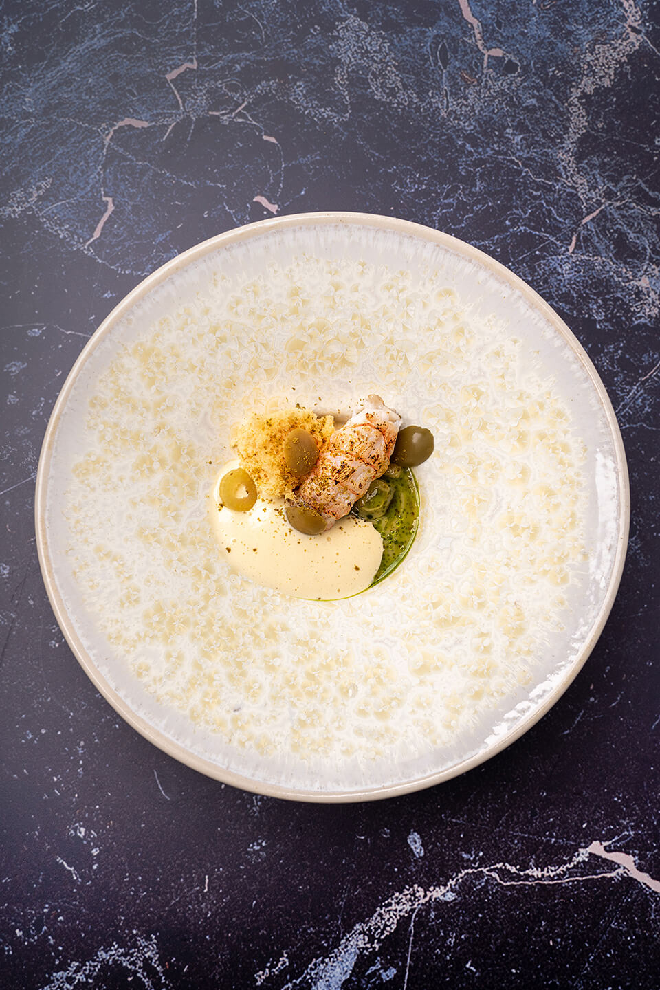 Langoustine met koolraap zoetzuur, groene olijf coulis en Hollandaise met olijfolie