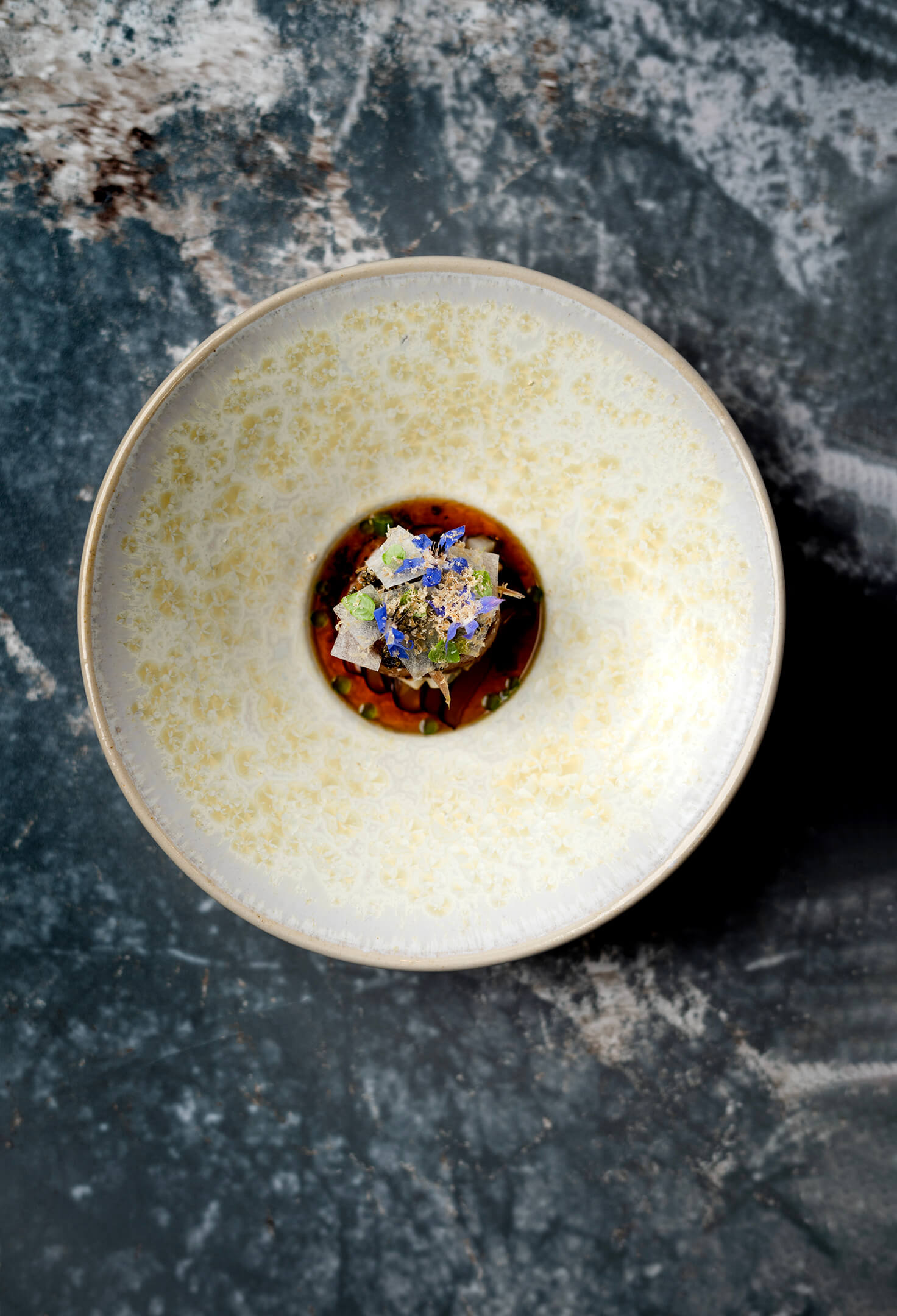 Vegan gebakken rettich coquille met dashi, shiitake en tonburi