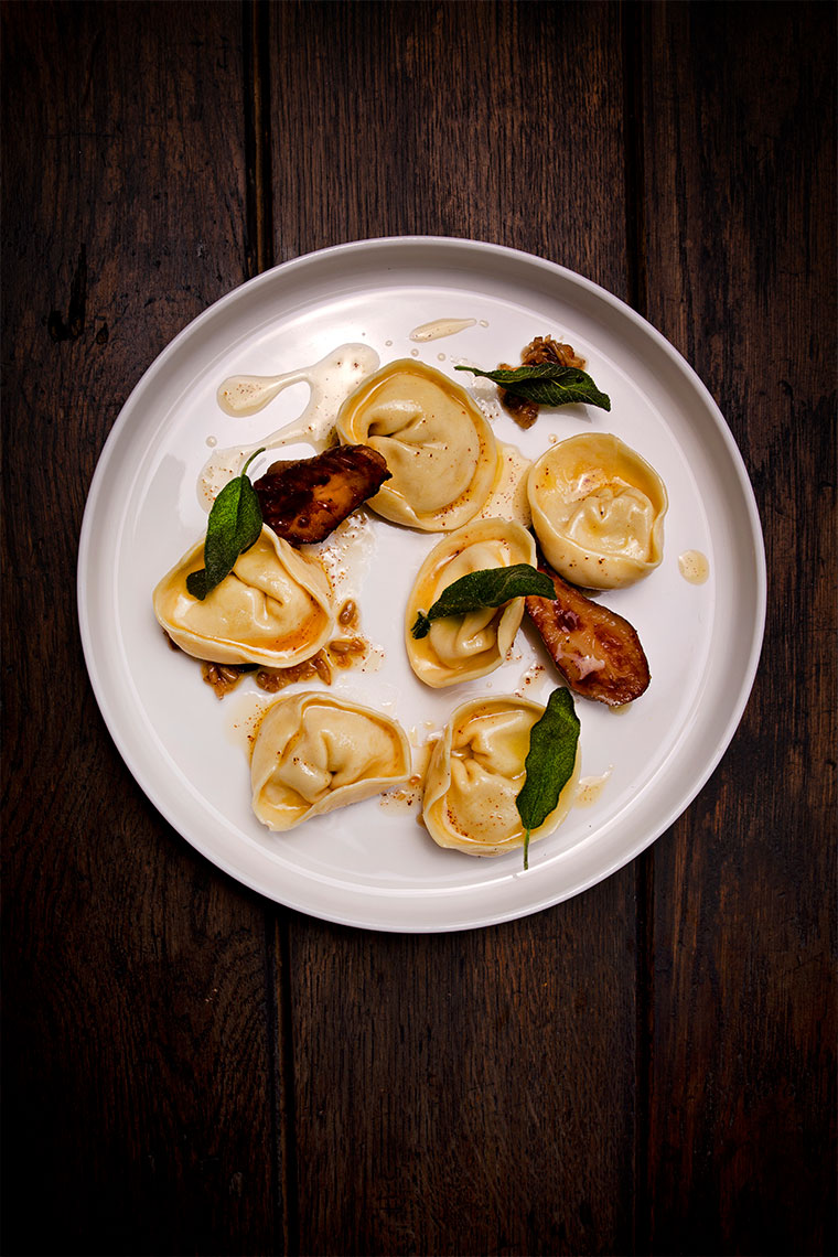 Tortellini van aardpeer met sjalot, zwarte knoflook en gefrituurde salie