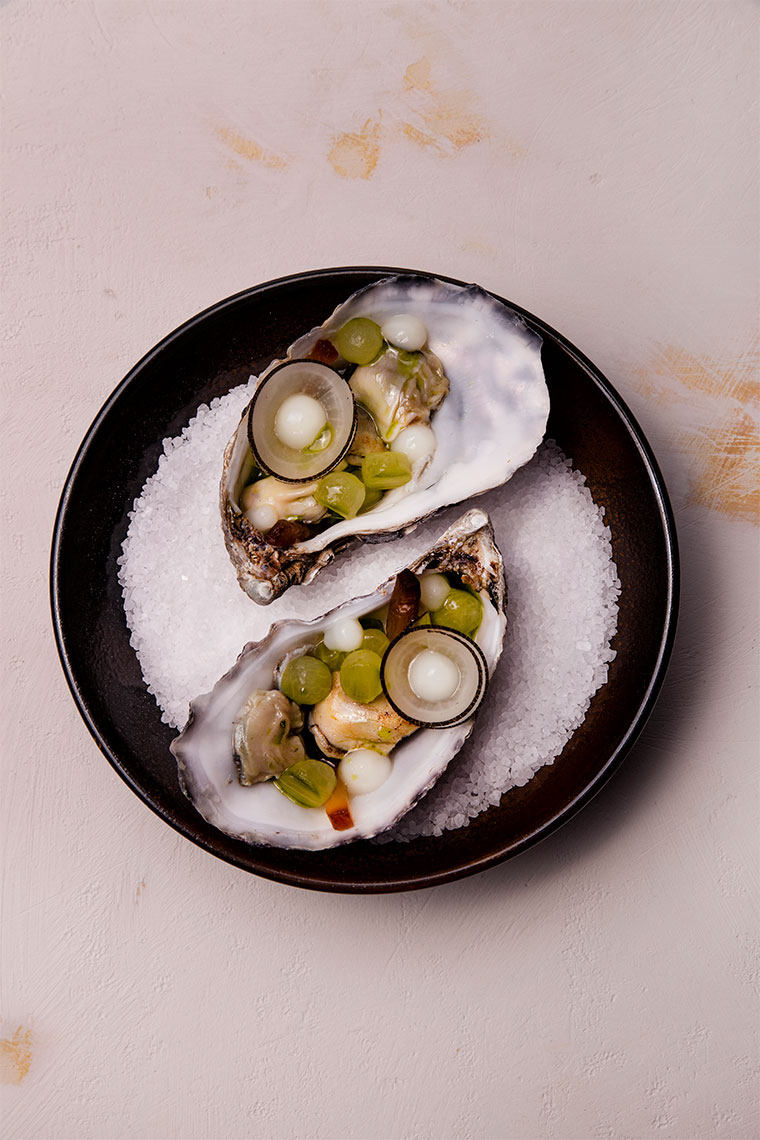Twee bereidingen van oester met karnemelk, mierikswortel en ingelegde groenten 