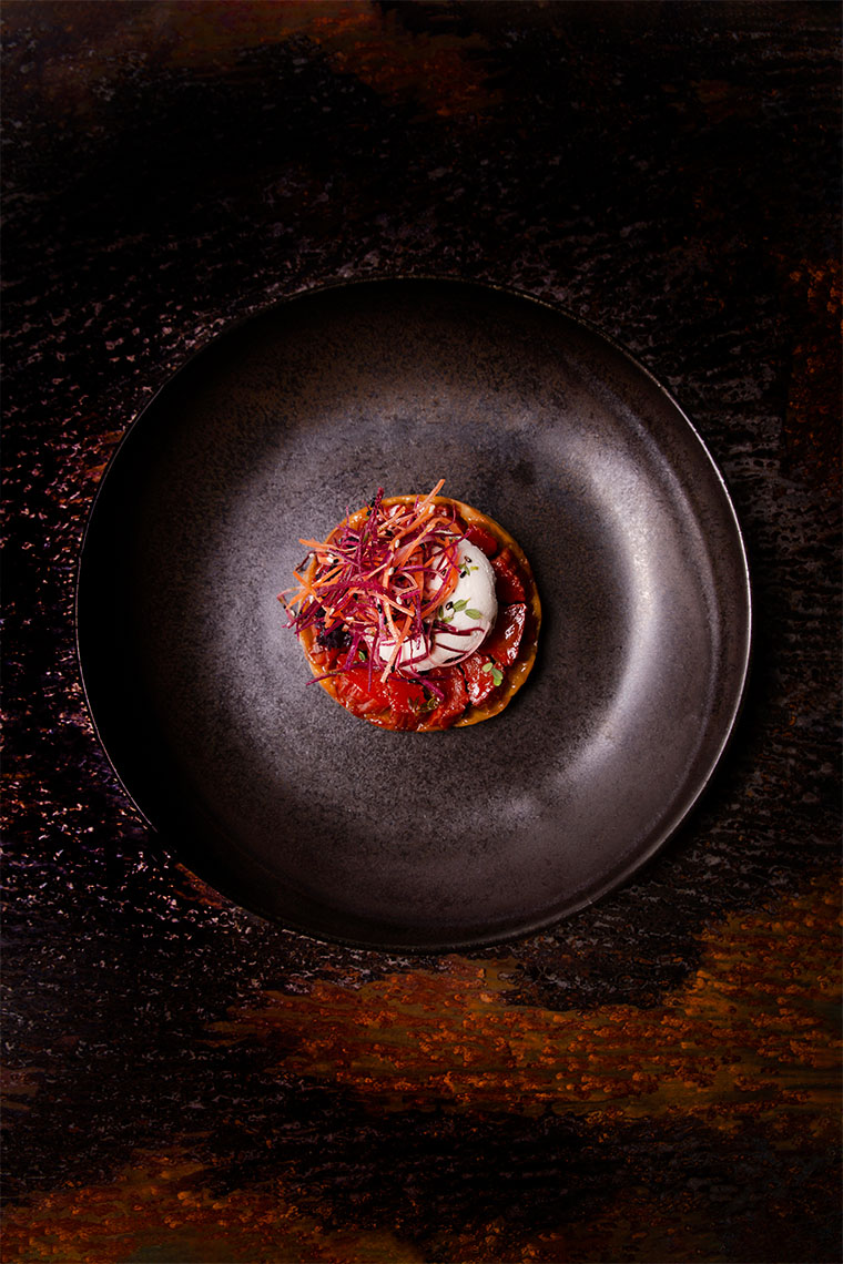 Tarte tartin van winterwortel met roomkaas en miso