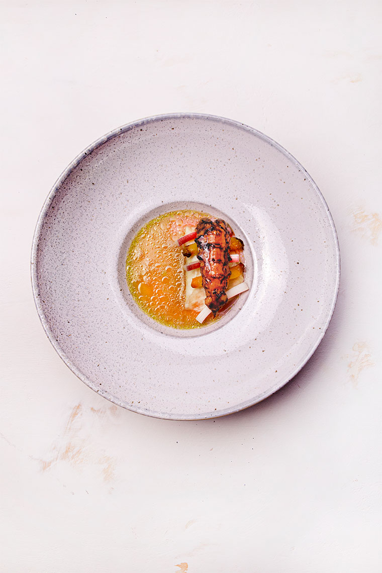 Gelakte langoustine met rabarber, gele biet en limoenblad