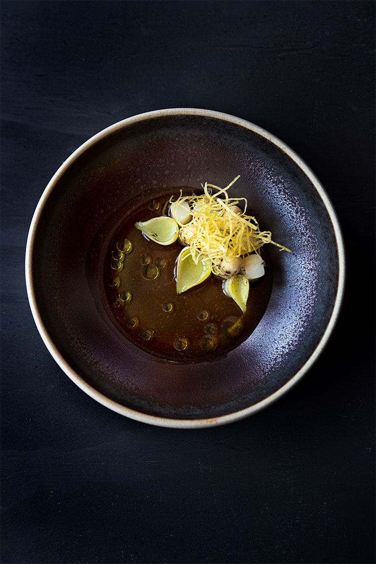 Gebrande witte asperges met consommé van ajoblanco en tulpenknolletjes