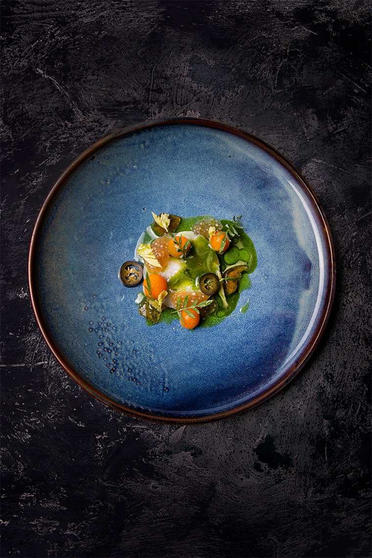 Licht gerookte corvina ceviche met tomaat