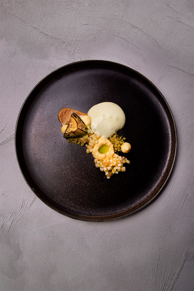Avocado met tropisch fruit, pindapraliné en espuma van koriander