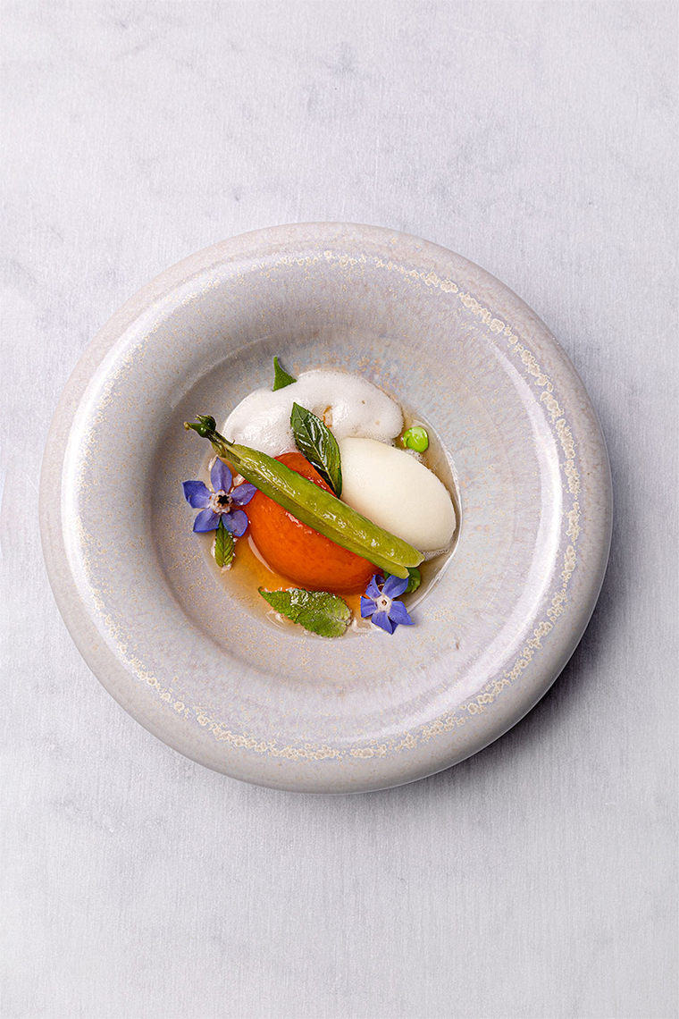 Abrikoos gepocheerd met chocolademunt met matcha-amandelkaviaar en citroensorbet